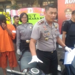 Kapolres Malang Kota AKBP Asfuri didampingi Kasubag Humas dan Kasat Reskrim saat menunjukan barang bukti berupa sepeda motor yang dicuri, Selasa (10/07). foto: IWAN/ BANGSAONLINE
