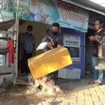 Kades Socorejo, Arief Rahman Hakim langsung membuang daging ayam busuk untuk program BPNT. 