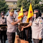 Kapolresta Sidoarjo memberikan reward dan punishment kepada anggota dan polsek jajarannya.