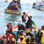 Gubernur Jawa Timur Khofifah mengajak masyarakat menjadikan Hari Laut Sedunia atau World Oceans Day sebagai momentum untuk meningkatkan komitmen terhadap ekosistem laut dan sumber daya alam yang tersimpan di dalamnya. 