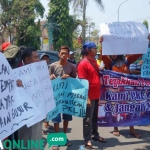 PKL saat berorasi di depan kantor DPRD Jombang. foto: RONY S/ BANGSAONLINE