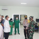 Kapolda Jatim Irjen Pol Nico Afinta dan Pangdam V/Brawijaya Mayjen TNI Suharyanto, didampingi Bupati, Kapolres, dan Dandim Gresik saat melihat tempat isolasi pasien Covid-19 di Stadion Gejos. foto: SYUHUD/ BANGSAONLINE