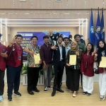 Sejumlah pelajar dari Jawa Timur yang membawa pulang medali emas di ajang AISEEF IYSA.