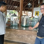 Danoe Hartanto, General Manajer Kampung Lumbung (kanan) saat menunjukkan botol-botol peninggalan Dinasti Ming di Mini Botle Museum, Minggu (8/3).