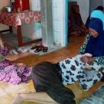 HISTERIS: Suasana di rumah duka Dusun Guyangan Desa Sekarbagus Kec. Sukodadi usai mengetahui bahwa Mat Syafii dan istrinya Rukmiati jadi korban tragedi Mina. foto: haris/BANGSAONLINE