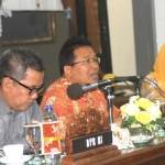 Ketua Komisi VII DPR RI, Kardaya Warnika (kiri) saat rapat dengan petinggi EMCL, Tripatra, Pemkab dan Polres Bojonegoro. (foto: eky nurhadi/BANGSAONLINE)