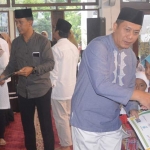 Sekda Andhy Hendro Wijaya saat menyerahkan santunan kepada yatim.