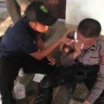 Salah satu anggota polisi yang terluka saat mendapat perawatan