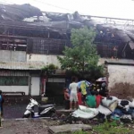 Sejumlah bangunan dan rumah warga atapnya berantakan.