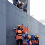 BPBD, Basarnas, Ditpolairud Polda Jatim bersama warga sekitar membantu evakuasi jenazah warga Dupak Timur, yang ditemukan tewas di kaki Jembatan Suramadu, Kamis (2/5/2024).