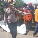 Kapolsek Sidoarjo Kota Kompol Supiyan turun langsung ke lokasi untuk memantau pencarian korban.