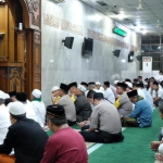 Kapolresta Sidoarjo Kombes Pol. Zain Dwi Nugroho memberikan ceramah di Subuh Berjamaah