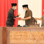 Plt. Wali Kota Pasuruan Raharto Teno Prasetyo, S.T. saat menyerahkan nota keuangan P-APBD 2020.