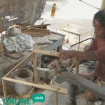 Slamet saat mengerjakan sangkar burung. foto: RONY S/ BANGSAONLINE