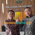 Kasi Intel Kejari Bangkalan, Imam Hidayat (kanan), saat bersama penjabat yang lama, Dedy Frengky (kiri). Foto: AHMAD FAUZI/BANGSAONLINE