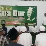 Drs. KH. Jamhuri ramah tamah sebelum pembacaan Yasin dan Tahlil bersama mengenang wafatnya KH. Abdurrahman Wahid pada tanggal 30 Desember 2009.