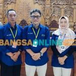 Bambang Iswahyoedhi (tengah) di samping dari kiri Ali (pembina), Misono (Sekretaris) Sulistyani (Bendahara) dan Didik Mashudi (Pembina). Foto: MUJI HARJITA/BANGSAONLINE