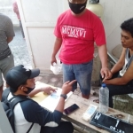 Petugas saat meminta keterangan kepada salah satu saksi di lokasi kejadian.