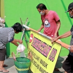 Warga sedang berjaga di gang yang telah diisolasi. foto: ist