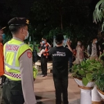 Bawaslu Surabaya bersama petugas terkait saat menertibkan 2.008 APK paslon yang tidak sesuai ketentuan.