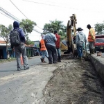 Perbaikan jalur alternatif di Jombang.