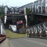 Kondisi jembatan Babat-Widang yang ambruk.