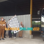  Bupati Gresik Fandi Akhmad Yani didampingi Wabup Asluchul Alif dan pejabat Forkopimda melepas truk pemuat sampah hasil RDF untuk bahan bakar Semen Gresik.foto: Syuhud/BANGSAONLINE.
