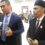 Walikota Malang H.M Anton, didampingi Abdul Hakim (kanan), Ketua DPRD Kota Malang yang baru dilantik, saat diwawancarai awak media. Foto: IWAN IRAWAN/BANGSAONLINE