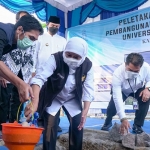 Gubernur Khofifah saat meresmikan Gedung Laboratorium Terpadu Smart Classroom di Universitas PGRI Madiun.
