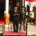 Wakil Bupati Sampang H. Fadhilah Budiono saat jadi Inspektur Upacara Harkitnas ke 107. (foto: bahri/BANGSAONLINE)