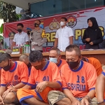 Kapolres Kediri AKBP Lukman Cahyono saat menggelar jumpa pers pengungkapan kasus dalam operasi pekat. (foto: MUJI HARJITA/ BANGSAONLINE)