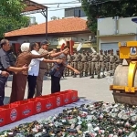 Ada sebanyak 1.400 botol miras hasil operasi pekat yang dimusnahkan oleh Satpol PP Kabupaten Sidoarjo.