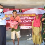 Lembaga Pemasyarakatan (Lapas) Kelas IIA Pamekasan membagikan bantuan sosial sebanyak 75 paket kepada masyarakat dan ASN Kemenkumham yang terdampak Covid-19, Kamis (29/7/2021). (foto: ist)