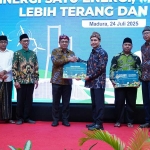 General Manajer PLN UID Jawa Timur, Ahmad Mustaqir (kanan), dalam Forum Bertemakan "Sinergi Satu Energi, Menuju Madura Lebih Terang dan Sejahtera".