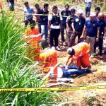 3 dari 6 tersangka saat melakukan adegan rekonstruksi di lokasi kejadian pembunuhan, samping sungai Rolak, Selasa (5/9). foto: IWAN IRAWAN/ BANGSAONLINE