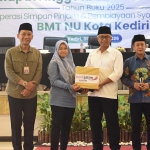 Gus Qowim saat menyerahkan bantuan didampingi Kepala Dinkop UMTK Kota Kediri Eko Lukmono Hadi (kiri) dan Ketua PCNU Kota Kediri, KH.Abu Bakar Abdul Jalil. Foto: Ist. 