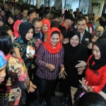 Kehadiran Calon Wakil Gubernur Jatim nomor urut 2 Puti Guntur Soekarno bersama Wali Kota Surabaya Tri Rismaharini di tengah keramaian acara 