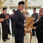 Bupati Ngawi Budi Sulistyono saat menyerahkan naskah perjanjian hibah daerah (NPHD) kepada Ketua KPU Ngawi Prima Aequina Sulistyanti.