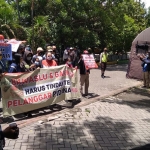 Puluhan massa yang mengatasnamakan diri sebagai Elemen Masyarakat Peduli Pemilu, ngeluruk Kantor Badan Pengawas Pemilihan Umum (Bawaslu) Kota Surabaya yang berada di Jalan Tenggilis Mejoyo, Selasa (3/11/2020) siang. (foto: ist)