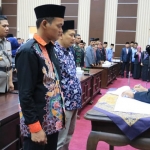 Bupati Blitar Rijanto dan Ketua KPU Kabupaten Blitar Hadi Santoso saat penandatanganan NPHD.