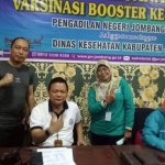 
Vaksinasi booster di Pengadilan Negeri Jombang.