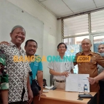 Warga Gempol bersama pihak PT JAI usai menandatangani kesepakatan bersama. Foto: AHMAD FUAD/BANGSAONLINE