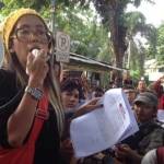 Dita Indah Sari, aktivis sekaligus perwakilan panitia Festival Belok Kiri saat membacakan keterangan persnya di Area Parkir Kawasan Taman Ismail Marzuki, Jakarta Pusat, Sabtu (27/02). foto: rakisa/ BANGSAONLINE