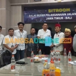 Serah terima pakta integritas DPC Projo Sampang dengan pejabat BBPJN Jatim-Bali. Foto: MUTAMMIM/BANGSAONLINE