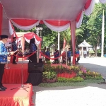 Wabup Gresik Aminatun Habibah saat memimpin upacara HUT Korpri, PGRI, dan HKN 2024. Foto: SYUHUD/ BANGSAONLINE