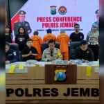 Kapolres Jember, AKBP Hery Purnomo, saat konferensi pers terkait tewasnya 2 pemuda di Sungai Tanggul.