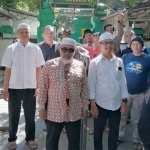 Pengurus yayasan ABU saat mampir di Taman Sunan Bungkul.