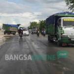 Dump truck pemuat galian c melaju di Jalan Manyar yang belepotan limbah galian. (ft-syuhud almanfaluty/ BANGSAONLINE)