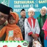 SIMBOLIS: Ketua DPC PKB Sidoarjo H Saiful Ilah (kiri) memotong kue didampingi anak yatim piatu saat Tasyakuran dan Santunan Harlah ke-18 PKB, di kantor DPC PKB Sidoarjo, Jalan Airlangga, Sabtu (6/8). foto istimewa
