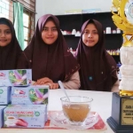 Para siswa SMA NU 2 Gresik menunjukkan hasil kreasi dan piala yang didapatkan. foto: SYUHUD/ BANGSAONLINE